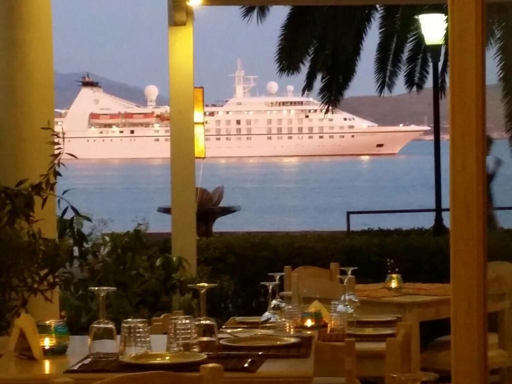 Hotel Ari Sarandë Exterior foto